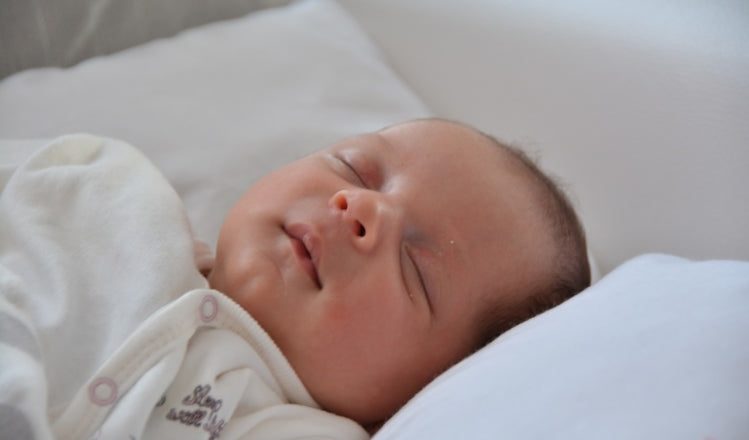 Top 9 mitova o spavanju beba